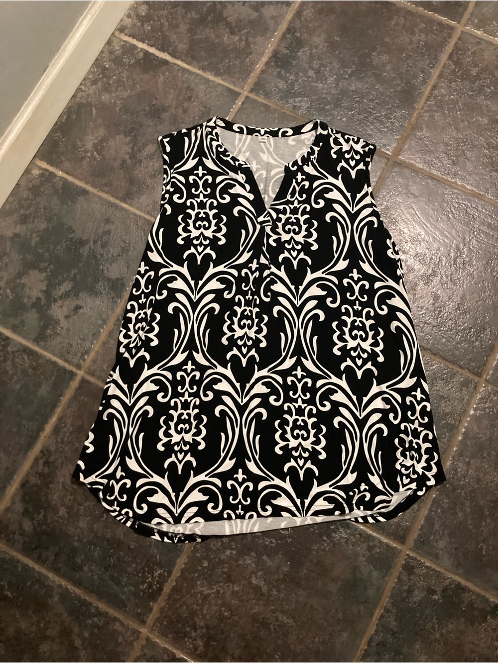 Stylish Black & White Sleeveless Damask Printed Blouse. Women’s size XXL